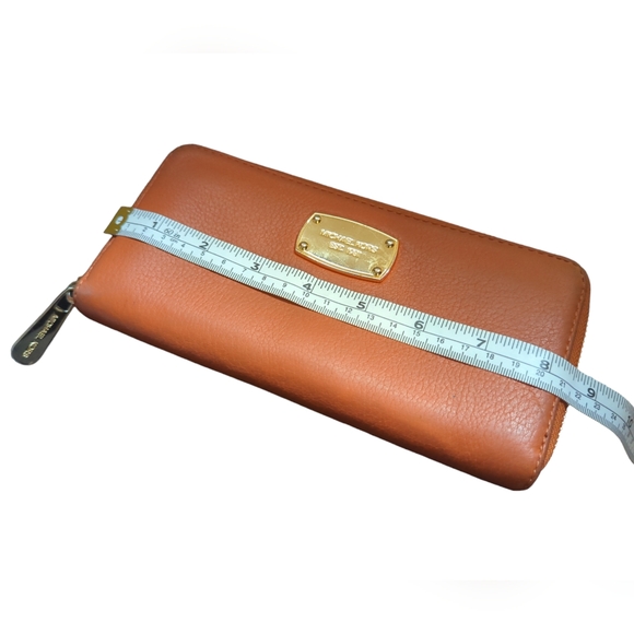 #54 - Michael Kors Wallet - Picture 6 of 7